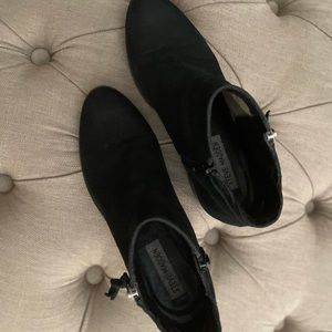 Size 8 Steve madden suede booties... gently worn